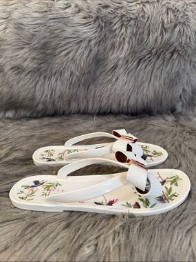 Ted Baker White Floral Bow Flip Flop Sandals with Rose-Gold Accent Size 39